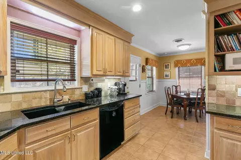 Kitchen - 5870 Baxter Dr, Jackson, MS 39211 photo 7 of 9