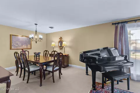 Living - 5870 Baxter Dr, Jackson, MS 39211 photo 2 of 6