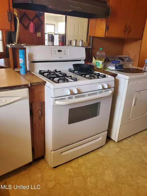 Kitchen - 287 Oliver Ave, Sledge, MS 38670 photo 2 of 4