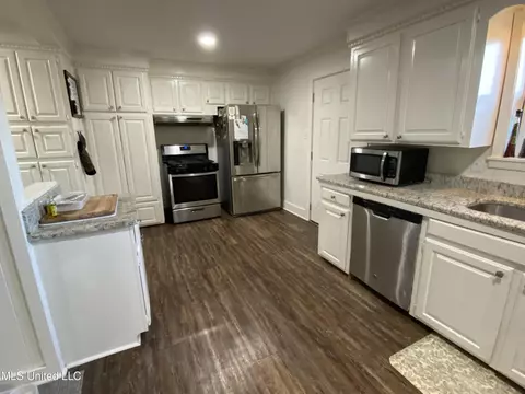 Kitchen - 600 Smith Co Rd 142, Morton, MS 39117 photo 4 of 5
