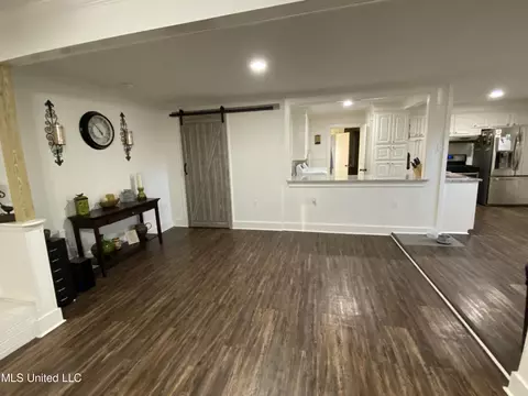 Living - 600 Smith Co Rd 142, Morton, MS 39117 photo 2 of 3