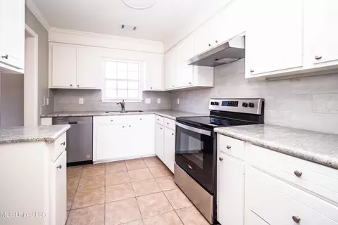Kitchen - 321 Big Oak Dr, Florence, MS 39073 photo 2 of 4