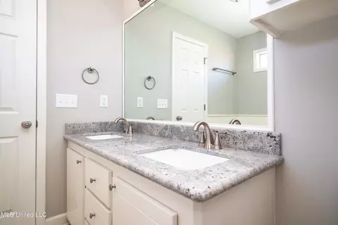 Bath - 321 Big Oak Dr, Florence, MS 39073 photo 3 of 5