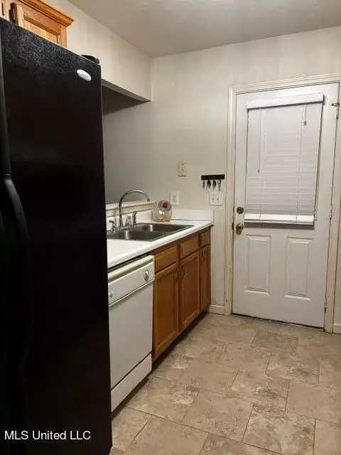 Kitchen - 229 Sunchase Dr, Brandon, MS 39042 photo 3 of 4