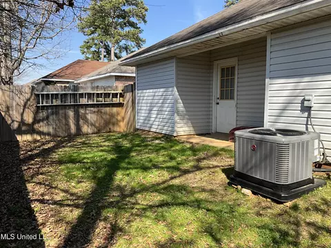 Exterior - 229 Sunchase Dr, Brandon, MS 39042 photo 4 of 5