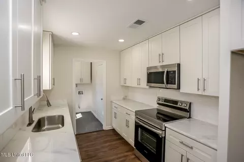 Kitchen - 2721 Itasca Dr, Nesbit, MS 38651 photo 2 of 3