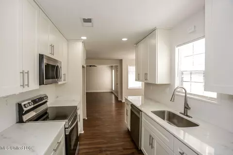 Kitchen - 2721 Itasca Dr, Nesbit, MS 38651 photo 3 of 3