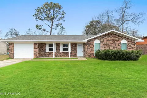 811 Latimer Rd, Gulfport, MS 39503