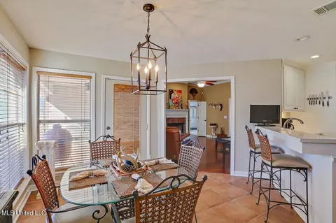 Dining - 109 Spring Valley Dr, Brandon, MS 39047 photo 2 of 4
