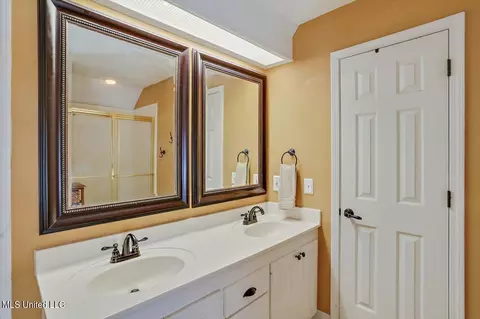 Bath - 109 Spring Valley Dr, Brandon, MS 39047 photo 2 of 3