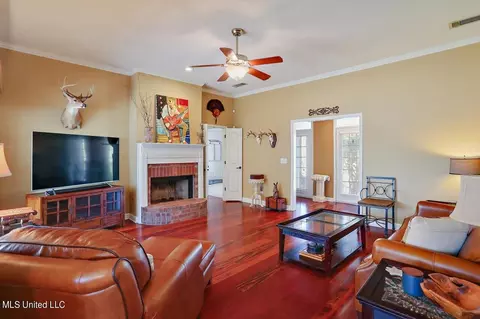 Living - 109 Spring Valley Dr, Brandon, MS 39047 photo 2 of 5