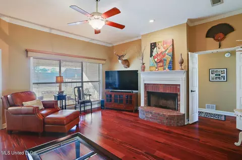 Living - 109 Spring Valley Dr, Brandon, MS 39047 photo 4 of 5