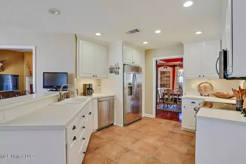 Kitchen - 109 Spring Valley Dr, Brandon, MS 39047 photo 2 of 2