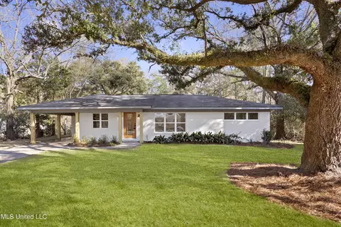 106 Pine Dr, Ocean Springs, MS 39564
