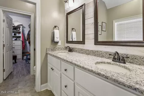 Bath - 206 Lighthouse Ln, Brandon, MS 39047 photo 1 of 4