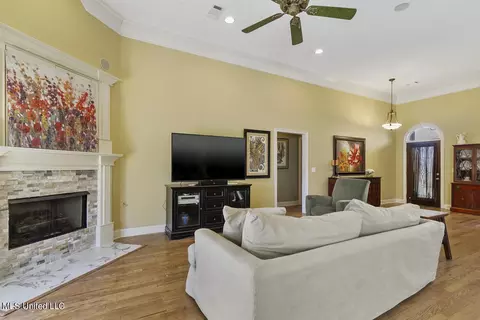 Living - 206 Lighthouse Ln, Brandon, MS 39047 photo 2 of 2