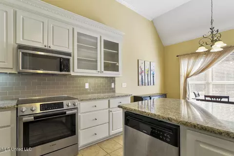 Kitchen - 206 Lighthouse Ln, Brandon, MS 39047 photo 5 of 5
