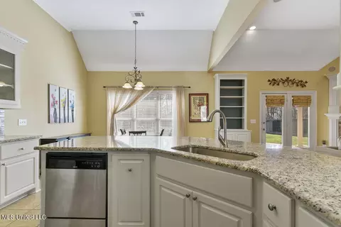 Kitchen - 206 Lighthouse Ln, Brandon, MS 39047 photo 4 of 5