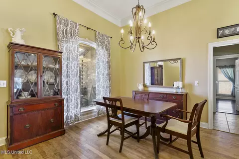 Dining - 206 Lighthouse Ln, Brandon, MS 39047 photo 2 of 3