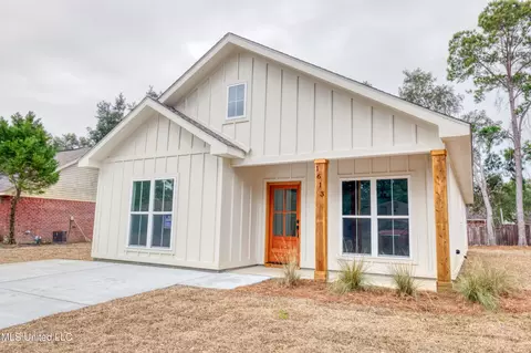 1613 Porpoise St, Ocean Springs, MS 39564