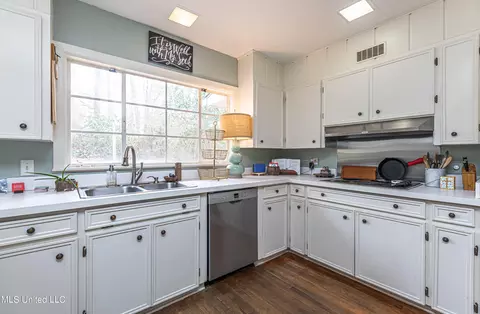 Kitchen - 4466 E Ridge Dr, Jackson, MS 39211 photo 3 of 6