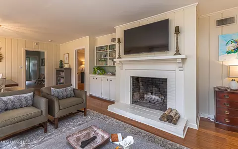Living - 4466 E Ridge Dr, Jackson, MS 39211 photo 4 of 7