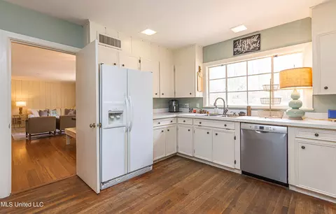 Kitchen - 4466 E Ridge Dr, Jackson, MS 39211 photo 2 of 6