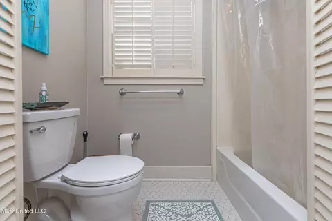 Bath - 4466 E Ridge Dr, Jackson, MS 39211 photo 2 of 6