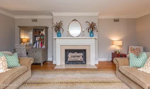 Living - 4466 E Ridge Dr, Jackson, MS 39211 photo 2 of 7
