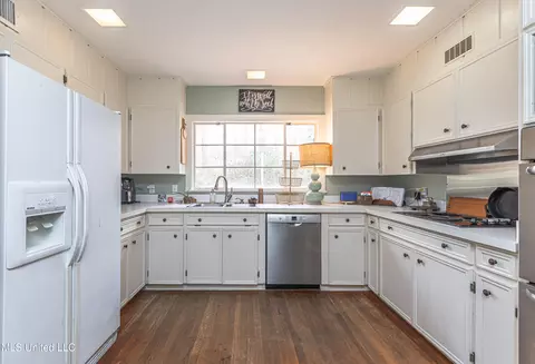 Kitchen - 4466 E Ridge Dr, Jackson, MS 39211 photo 4 of 6