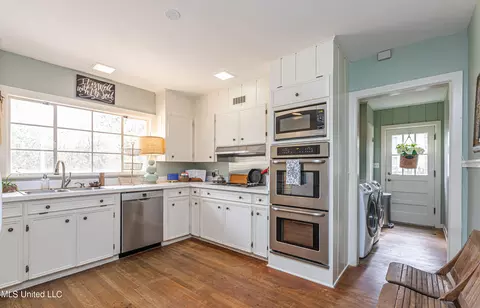 Kitchen - 4466 E Ridge Dr, Jackson, MS 39211 photo 1 of 6