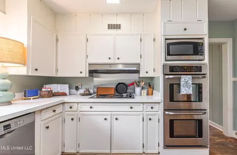 Kitchen - 4466 E Ridge Dr, Jackson, MS 39211 photo 5 of 6