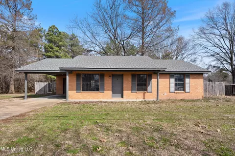1607 W Main St, Senatobia, MS 38668