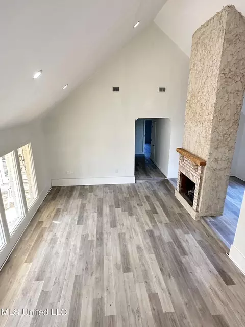 Living - 225 Haddon Cir, Brandon, MS 39047 photo 2 of 2