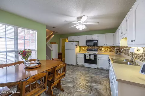 Dining - 6171 E Sandbourne, Olive Branch, MS 38654 photo 2 of 2