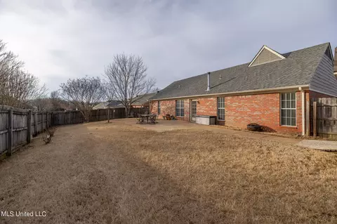 Exterior - 6171 E Sandbourne, Olive Branch, MS 38654 photo 5 of 8