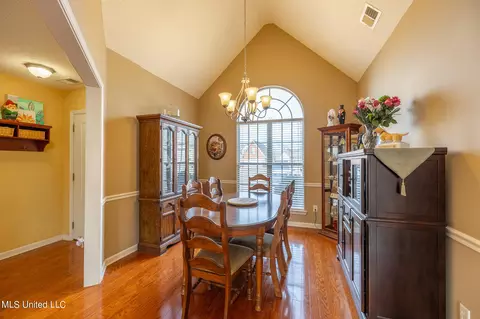 Dining - 6171 E Sandbourne, Olive Branch, MS 38654 photo 1 of 2