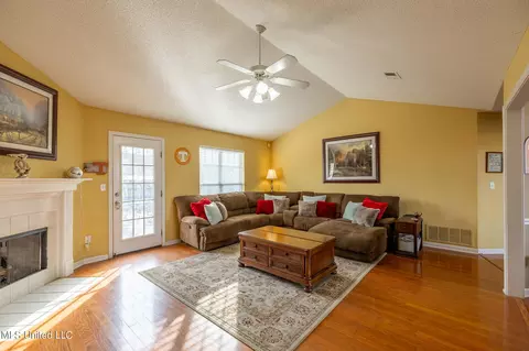Living - 6171 E Sandbourne, Olive Branch, MS 38654 photo 2 of 2