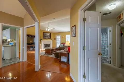 Entry Way - 6171 E Sandbourne, Olive Branch, MS 38654 photo 1 of 2