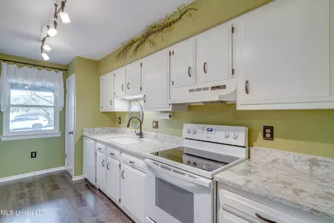Kitchen - 246 Highpoint Dr, Diamondhead, MS 39525 photo 4 of 4