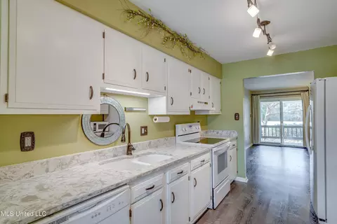 Kitchen - 246 Highpoint Dr, Diamondhead, MS 39525 photo 3 of 4