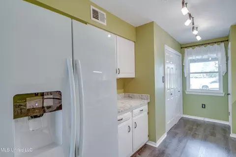 Kitchen - 246 Highpoint Dr, Diamondhead, MS 39525 photo 1 of 4