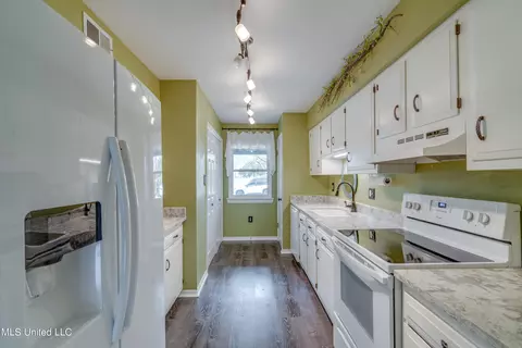 Kitchen - 246 Highpoint Dr, Diamondhead, MS 39525 photo 2 of 4