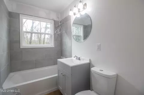 Bath - 3112 Bellview Ave, Moss Point, MS 39563 photo 1 of 3