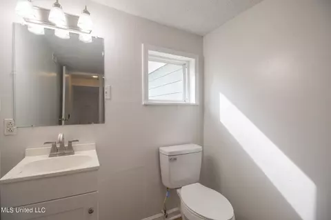 Bath - 3112 Bellview Ave, Moss Point, MS 39563 photo 2 of 3