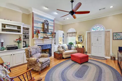 Living - 207 Pecan Cir, Brandon, MS 39042 photo 4 of 6