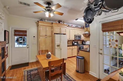 Kitchen - 207 Pecan Cir, Brandon, MS 39042 photo 5 of 6