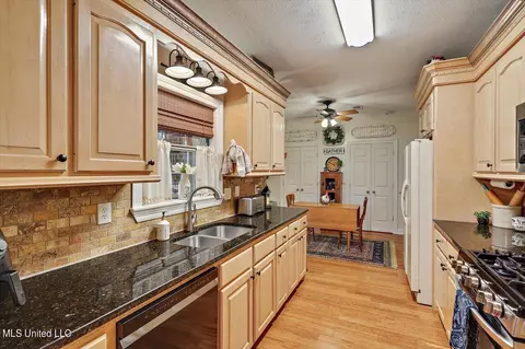Kitchen - 207 Pecan Cir, Brandon, MS 39042 photo 2 of 6
