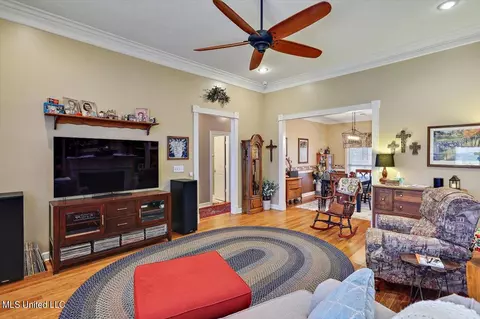 Living - 207 Pecan Cir, Brandon, MS 39042 photo 2 of 6