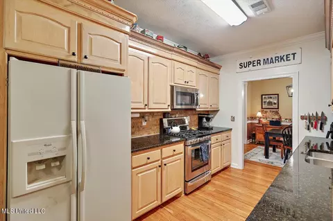 Kitchen - 207 Pecan Cir, Brandon, MS 39042 photo 3 of 6